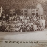 Gruppenbild vor dem Schulgebäude, Datum unbekannt