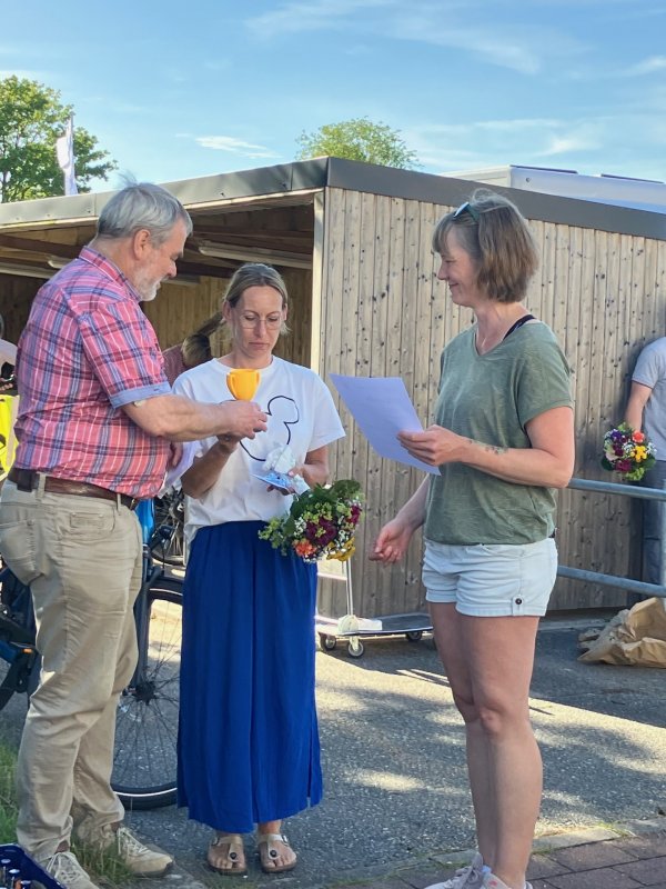 Amtsvorsteher Wolfhard Kutz überreicht Christiane Beese Urkunde und Pokal.