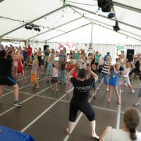 Tanzeinlage mit Zuschauern am Sonntagnachmittag im Festzelt