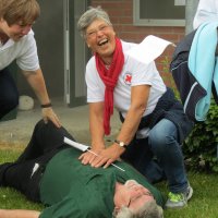 2015 Umzug zum 125jährigen Jubiläum der FFW Mohrkirch<br />
Vorführung vor dem Bürgerhaus: Margret Christophersen demonstriert die "Herz-Lungen-Massage"
