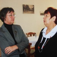 Schulleiterin Claudia Esenwein mit Karin Schäfing, SPD