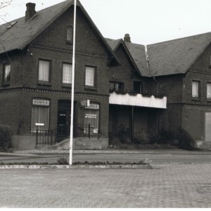 Das Land wurde 1883 von August Vogel gekauft, der darauf ein Haus mit Gemischtwarenhandel erbaute. 1897 wurden die beiden Giebel angebaut und das Haus aufgestockt. 1906 wurde zusätzlich eine Motormühle auf dem Grundstück erbaut, die 1967 abbrannte. Pächter des Gemischtwarengeschäftes nach dem Besitzer Nikolaus Johannsen: 1893 Heinrich Möller, 1927 August Hansen, 1961 Wilhelm Thomsen aus Ahneby. Besitzerfolge: 1883 August Vogel, 1884 Nikolaus Johannsen, 1889 Claus Heinrich Möller, Kaufmann, 1893 Walter Müller, Kaufmann und Mühlenbesitzer, 1967 Heinrich und Ernst-Martin Müller. 2011 wurde das Gebäude an Tischlermeister André Knoop verkauft, der es renovierte und eine Werkstatt einrichtete.