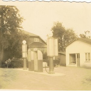 1953 pachtete Alfred Thomsen den Bauplatz und die gewerblichen Räume der ehemaligen Sägerei Franzen. Der Kauf erfolgte 1963. Im Jahre 1964 wurden die Gebäude umgebaut und im ersten Stock eine Wohnung erstellt. Es wurde eine Landmaschinen-Werkstatt eingerichtet und eine Tankstelle erbaut. Quelle: Dorfchronik Mohrkirch, S. 418