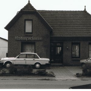 Die Zweigstelle der Kreissparkasse wurde 1986 eröffnet. Vorher war sie von 1963 an in den Büroräumen des damaligen Mühlenbesitzers Walter Müller. Seine Schwiegertochter Renate Müller leitete über 20 Jahre diese Zweigstelle bis sie dann in die Hauptstraße 43 zog (Foto). Quelle Dorfchronik Mohrkirch, S. 223