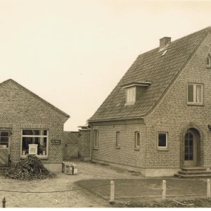 Hauptstr. 47<br />
Haupthaus sowie Geschäfts- und Werkstatträume sind in den 1990er Jahren zu Wohnungen umgebaut worden.