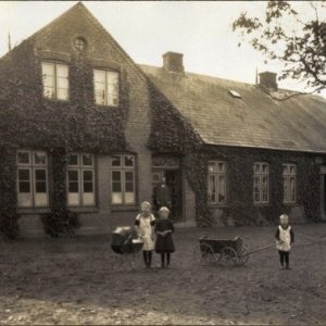 erbaut 1868 als Schule<br />
Schulschließung 1969/70. Man legte die Schulstandorte Mohrkirch-Osterholz und Mohrkirch-Westerholz zusammen. Die Schüler gingen ab 1971 in die Mohrkirch-Osterholzer Schule und an die weiterführenden Schulen nach Süderbrarup und Satrup. Die Landjugend Mohrkirch renovierte die Klassenräume und nutzte diese für ihre Jugendarbeit. Schließlich wurde daraus das "Freizeitheim", das allen Vereinen zur Verfügung stand. Hier fanden sehr viele Sitzungen, Veranstaltungen und Feste statt. Die Landjugend bekam ihren neuen Raum im Dachgeschoss. Das Freizeitheim wurde zu Beginn der 1990er Jahre komplett saniert und umgestaltet. 2019 wurde es verkauft und dient als Wohnung und Atelier.<br />

