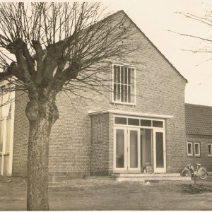 erbaut 1957- Rückbau 1996<br />
1997 wurde eine größere und moderne Einfeldhalle an seiner Stelle erbaut. Sie wurde nach dem ehemaligen Schulleiter und Vorsitzenden des TSV Böel-Mohrkirch Otto Schönemann benannt