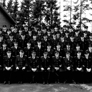 Gruppenbild zum 100jährigen Jubiläum 1990<br />
Bis zum Jahre 1969 hatten die beiden Gemeinden Mohrkirch Osterholz und Mohrkirch-Westerholz selbstständige Freiwillige Feuerwehren. Als die Gemeinden zu diesem Zeitpunkt zusammengeschlossen wurden, vereinigten sich auch die Feuerwehren unter dem Namen Freiwillige Feuerwehr Mohrkirch.
