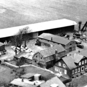 Hier die älteste Aufnahme vom Baugeschäft Johannes Loeck – ganz rechts ist die Giebelwand vom Anbau des ehemaligen Angler Hof zu sehen.