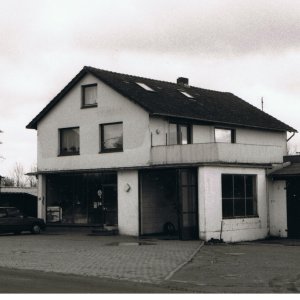 Hauptstraße 33<br />
1953 pachtete Alfred Thomsen den Bauplatz und die gewerblichen Räume der ehemaligen Sägerei Franzen. Der Kauf erfolgte 1963. Im Jahre 1964 wurden die Gebäude umgebaut und im ersten Stock eine Wohnung erstellt. Es wurde eine Landmaschinen-Werkstatt eingerichtet und eine Tankstelle erbaut.  Quelle: Dorfchronik Mohrkirch, S. 418<br />
Die Tankstelle wurde Ende der 80er Jahre rückgebaut.