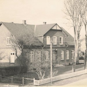 Es handelt sich um eine ehemalige Festekate, deren erster Besitzer Claus Börendsen war (1746). 1901 brannte das die Scheuen ab. Dort wurde der Angeler Hof gebaut. Zu diesem Zeitpunkt riss man das alte Bauernhaus ab und baute ein neues Schieferndachhaus. 1929 wurde der Besitz an Baumeister Johannes Loeck verkauft. Durch Umbau und Vergrößerung der Scheune bekam er ein Holzlager und einen Holzbearbeitungsraum. 1959 wurde das 30jährige Jubiläum gefeiert und Alfred Loeck, ältester Sohn wurde Besitzer.<br />
1974 wird Jürgen Petersen, Geschäftsführer bei der Raiffeisenbank, Besitzer<br />
1983 Verkauf an Anke Marxsen. Es wird ein Zweifamilienhaus.<br />
