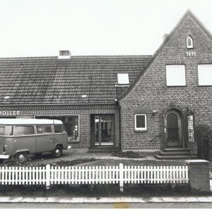 erbaut 1951, linker Anbau kam später dazu<br />
Malerwerkstatt und Geschäftsräume von Karl Johannes Möller