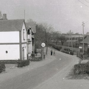 In der jetzigen Hauptstraße 8, kurz vor der Hochschule gab es bei der Werkstatt von Heinrich (Heine) Busch eine Tankstelle. Oder sollte man sagen, eine Tankgelegenheit? Nach Heinrich Busch hatte Alfred Thomsen die Werkstatt.<br />
Der Benzintank lag im Vorgarten. Die Werkstatt befand sich seitlich hinter dem Haus.<br />
