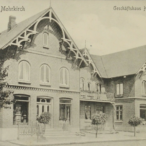 Das Land wurde 1883 von August Vogel gekauft, der darauf ein Haus mit Gemischtwarenhandel erbaute. 1897 wurden die beiden Giebel angebaut und das Haus aufgestockt. 1906 wurde zusätzlich eine Motormühle auf dem Grundstück erbaut, die 1967 abbrannte. Pächter des Gemischtwarengeschäftes nach dem Besitzer Nikolaus Johannsen: 1893 Heinrich Möller, 1927 August Hansen, 1961 Wilhelm Thomsen aus Ahneby.  Besitzerfolge: 1883 August Vogel, 1884 Nikolaus Johannsen, 1889 Claus Heinrich Möller, Kaufmann, 1893 Walter Müller, Kaufmann und Mühlenbesitzer, 1967 Heinrich und Ernst-Martin Müller. 2011 wurde das Gebäude an Tischlermeister André Knoop verkauft, der es renovierte und eine Werkstatt einrichtete.<br />
