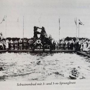 Sogenannte Landjahrjungen, die in der  Volkshochschule wohnten, bauten während ihres Aufenthalts in Mohrkirch das Schwimmbad. Es wurde mit Zeit wegen hoher Unterhaltungskosten und der Gefahren aufgrund fehlender Aufsichten aufgegeben. Das Schwimmbad war in der Mühlenstraße.