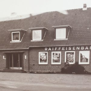 erbaut 1961<br />
Bankgebäude für die Raiffeisenbank, Büro für die Amtsverwaltung und eine Mitarbeiterwohnung im ersten Stock 