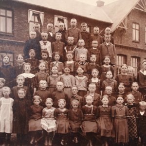 Schulleiter Christian Nikolaus Worm, geb. 02.06.1868 in Dollerup, war von 1902 bis 1932 an der Schule in Mohrkich tätig. Quelle Dorfchronik Mohrkirch, S.125