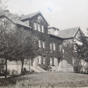 1907-1931 <br />
erbaut vom Mohrkircher Baumeister Heinrich Franzen<br />
1.Direktor Heinrich Harms (1907-1927)<br />
2. Direktor Detlev Ehmsen (1927-1931)<br />
Aufgabe der Volkshochschule war die Erziehung und Bildung junger Erwachsener. Die Kurse dauerten mehrere Monate. Im Sommer für Mädchen und im Winter für Jungen.<br />
