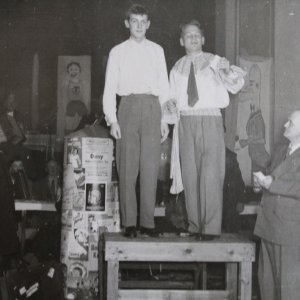 im Bahnhofshotel, rechts auf dem Podest Otto Schönemann, Lehrer, später Schulleiter in Mohrkirch