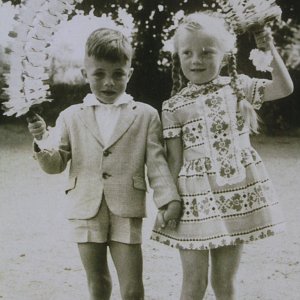 Hans-Walter Lorenzen, Schrixdorfstraße mit<br />
Antje Jessen (verh. Johannsen), Kiesperdiek