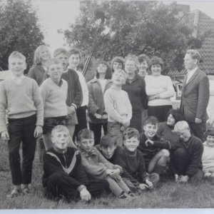 Otto Schönemann, Schulleiter, mit seiner Ehefrau Edith Schönemann auf einer Klassenfahrt im Zeltlager Weseby, Datum unbekannt