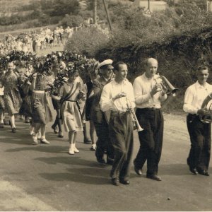 rechts: Schulleiter Emil Polchow, 1894-1958,<br />
Schulleiter von 1951-1958