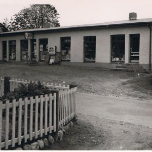 Baujahr 1948<br />
Bevor es zu einem einzigen Wohngebäude umgebaut wurde, gab es verschiedene Nutzungen für die Räumlichkeiten im vorderen Bereich: u.a. Lebensmittelgeschäft von Hermann Kluw (50er Jahre), Friseurladen von Sabine Jürgensen (90er Jahre), Fahrschule Peter Nissen (70er und 80er Jahre)später von der Fahrschule Hartz (Ende 80er und 90er Jahre).