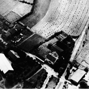 Der Hof Petersen und das Bahnhofshotel sind zu sehen.