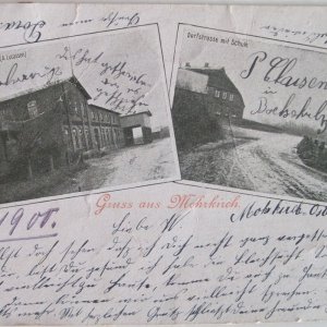 links: Mohrkirchkrug<br />
auf dem rechten Foto sieht man ein seltenes Foto, auf dem ein Teil der Schule in Mohrkirch-Osterholz (linkes Gebäude) zu sehen ist. Die Schule wurde 1868 erbaut und brannte am 22.04.1901 ab. Am 03.01.1902 konnte der Schulbetrieb, der zwischenzeitlich im Mohrkirchkrug durchgeführt wurde, im neu errichteten Schulgebäude wieder aufgenommen werden.