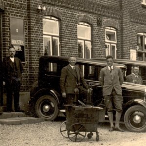 Auf dem Bild vor Mohrkirch Krug ist ein Handkarren zu sehen.<br />
Es wird vermutet, im Karren waren Öl und Schmierfett. Und wenn man die Autos versorgt hatte konnte man ein schönes Holsten trinken. Die beiden rechten Fenster gehörten zur „Handlung“.<br />
<br />
