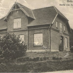 1908 Bau der Scheune, 1910 Bau des Wohnhauses von Tischlermeister und Landmann Hans Hansen (gefallen im 1.WK in Frankreich)