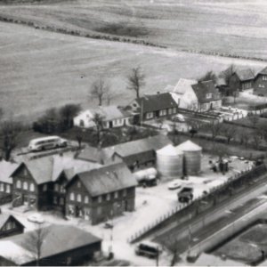 Auf dem Bild, das Ende der 1960er Jahre entstand, sieht man rechts ein Teil des Bahnhofgeländes und in der Hauptstraße das Lebensmittelgeschäft sowie die zwei Silos von H. und E.-M. Müller dahinter. Die Semmelstraße ist in seiner ganzen Länge zu erkennen. Man erkennt viele kleine Details, wie z.B. den Omnibus von Otto Nissen, sen. Wer dort aufgewachsen ist, wird noch viele Veränderungen erkennen.