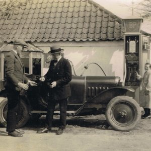 Liesbeth Christophersen an der Tanksäule. Das Haus stand an der Ecke Hauptstraße - Babbestraße. Die Aufnahme stammt aus den 1930er Jahren.