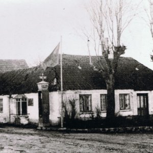 Liesbeth Christophersen an der Tanksäule- das Gebäude stand an der Ecke Hauptstraße-Babbestraße. Es wurde 1860 erbaut und 1990 abgerissen. Die Aufnahme stammt aus dem Jahr 1930.