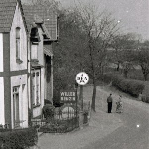 In der jetzigen Hauptstraße 8, kurz vor der Hochschule, gab es bei der Werkstatt von Heinrich (Heine) Busch eine Tankstelle. Oder sollte man sagen, eine Tankgelegenheit? Nach Heinrich Busch hatte Alfred Thomsen die Werkstatt.<br />
Der Benzintank lag im Vorgarten. Die Werkstatt befand sich seitlich hinter dem Haus.<br />
