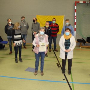 Bgm. Michael Haushahn übergibt den Bürgerpreis unter Corona-Bedingungen: Mit Abstand und Maske<br />
v.l. Natascha Finger, Stephan Clausen, Dörte Peters, Christopher Hahn, Norbert Wacker, Ingeborg Bornefeld, Theo Jessen, Rüdiger Hahn, Stephan Marxsen, Karin Jensen, Bgm. Michael Haushahn