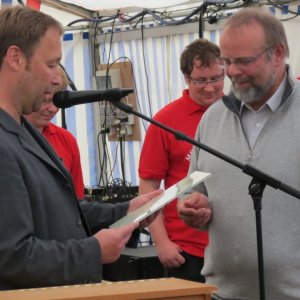 Hansi Clausen bekommt zur Eröffnung des Dorffestes vom stellv. Bürgermeister Wolfgang Schäfing den Bürgerpreis überreicht