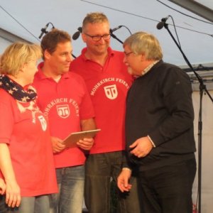 Bgm. Karl J. Peters übergibt den Bürgerpreis an den Vorstand von "Mohrkirch Feiert" 1.Vors. Thomas Vogeser (Bild Mitte) v.l. Ute Schleth, Florian Burdorf, Astrid Mohrhof, Detlef "Piet" Jensen