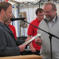 Hansi Clausen bekommt zur Eröffnung des Dorffestes vom stellv. Bürgermeister Wolfgang Schäfing den Bürgerpreis überreicht