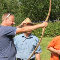 Bogenschießen- eine Sparte des TSV Böel-Mohrkirch stellt sich vor. Detlef Vogel probiert es aus.