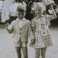 Hans-Walter Lorenzen, Schrixdorfstraße mit<br />
Antje Jessen (verh. Johannsen), Kiesperdiek