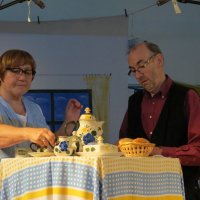 Karin Jensen und Norbert Wacker führen einen Sketch auf. 