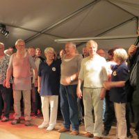 Abschluss-Lied mit Moderator Stephan Marxsen<br />
Bei der Saalwette sollten 20 Paare, die ihre Kleidung gewechselt hatten, auf die Bühne kommen.